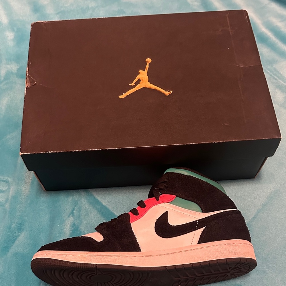 Mid Air Jordan 1